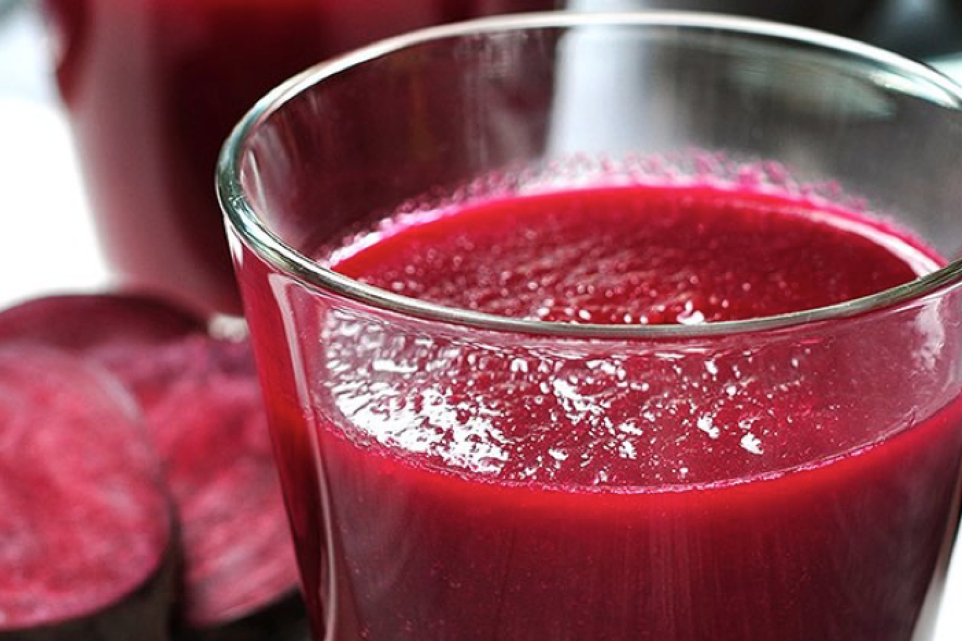 Glas med rödbetsjuice - rödbetsjuice testas mot hjärtsvikt.